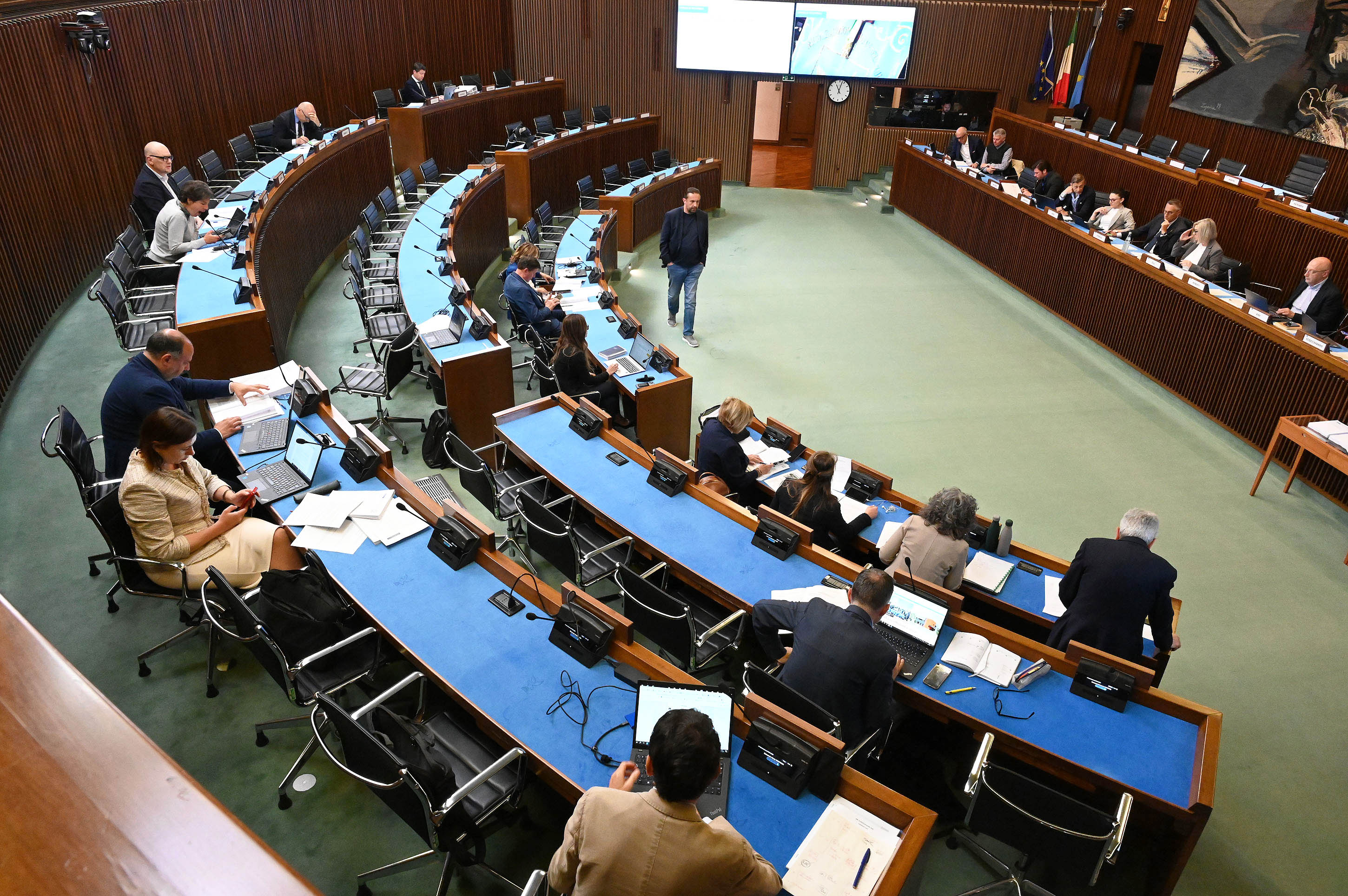 OMNIBUS/1. IV COMM APPROVA NORME SU TRASPORTI, URBANISTICA, EDILIZIA